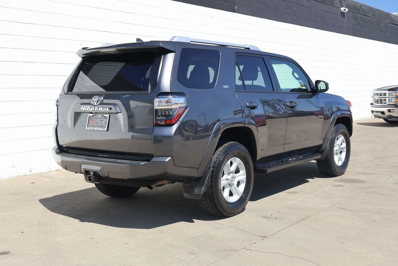 Toyota 4Runner Vehicle Full-screen Gallery Image 05
