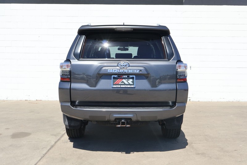 Toyota 4Runner Vehicle Full-screen Gallery Image 06
