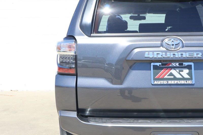 Toyota 4Runner Vehicle Full-screen Gallery Image 07