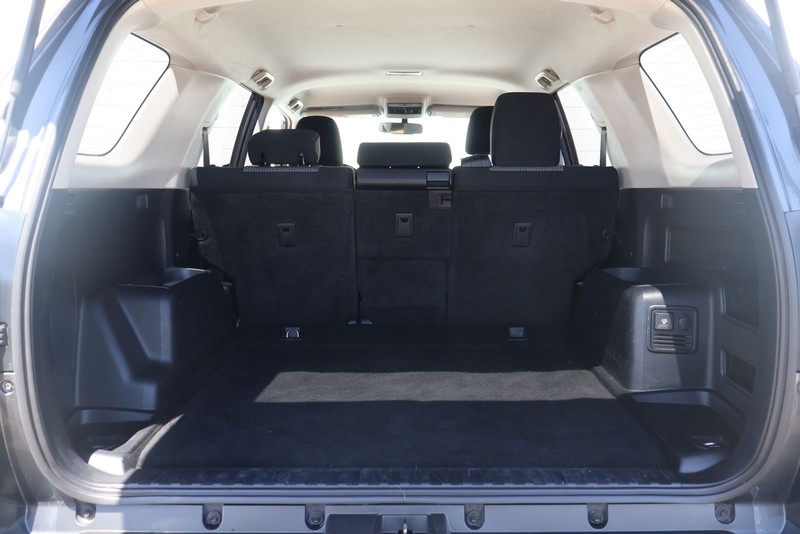 Toyota 4Runner Vehicle Full-screen Gallery Image 08