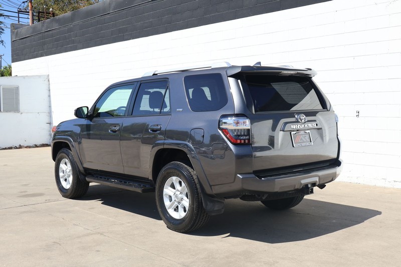 Toyota 4Runner Vehicle Full-screen Gallery Image 09