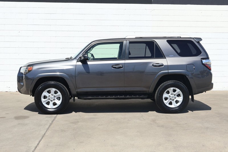 Toyota 4Runner Vehicle Full-screen Gallery Image 10