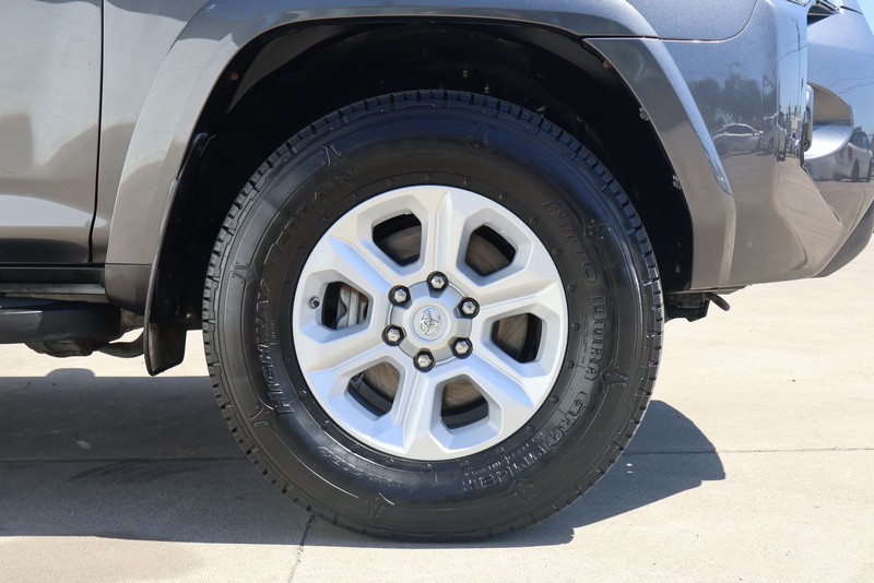 Toyota 4Runner Vehicle Full-screen Gallery Image 13