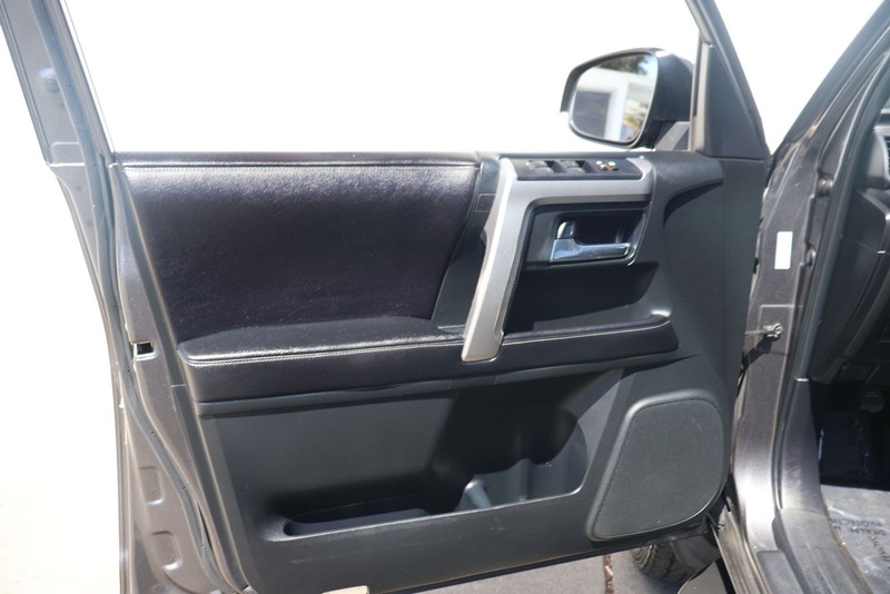 Toyota 4Runner Vehicle Full-screen Gallery Image 14