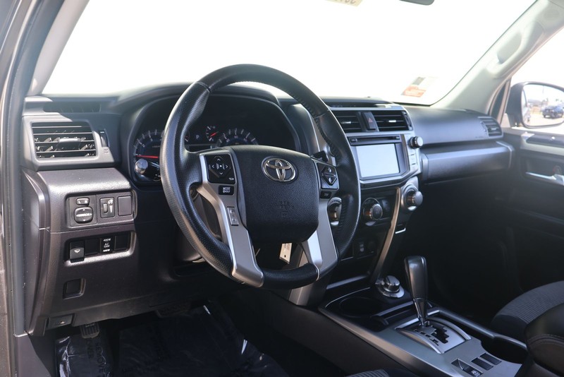 Toyota 4Runner Vehicle Full-screen Gallery Image 15