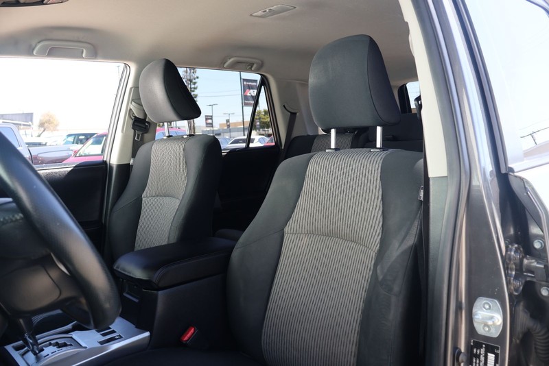 Toyota 4Runner Vehicle Full-screen Gallery Image 16
