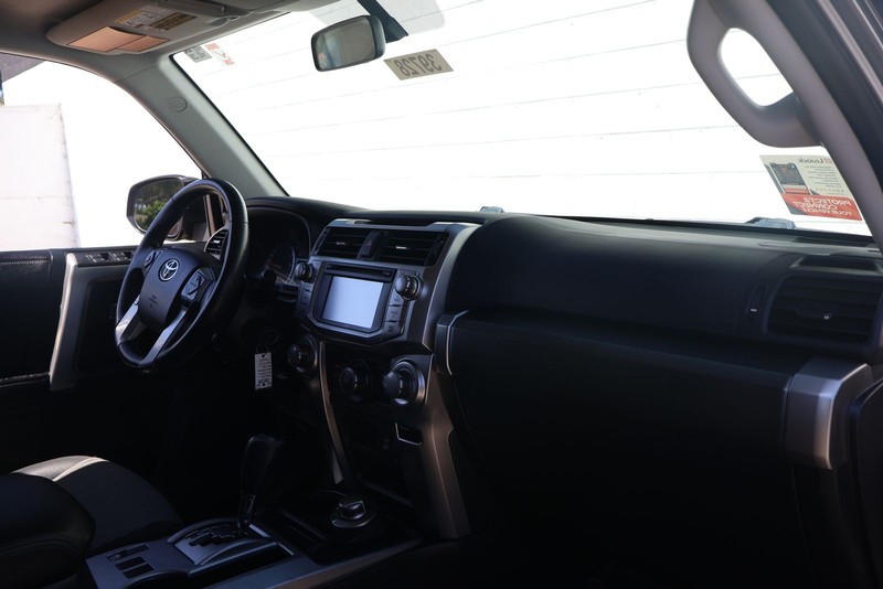 Toyota 4Runner Vehicle Full-screen Gallery Image 18