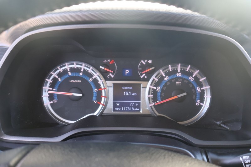 Toyota 4Runner Vehicle Full-screen Gallery Image 22
