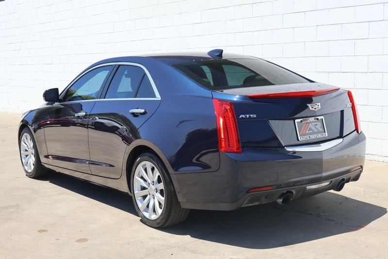 Cadillac ATS Sedan Vehicle Full-screen Gallery Image 09