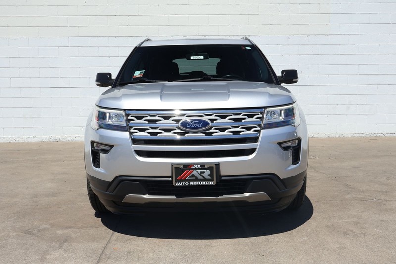 Ford Explorer Vehicle Full-screen Gallery Image 02