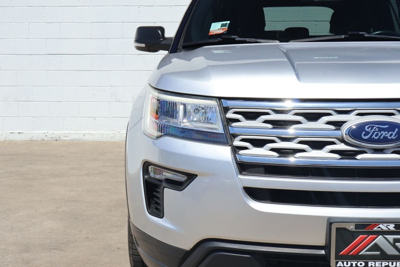 Ford Explorer Vehicle Full-screen Gallery Image 03