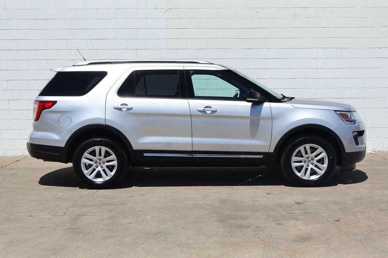 Ford Explorer Vehicle Full-screen Gallery Image 04