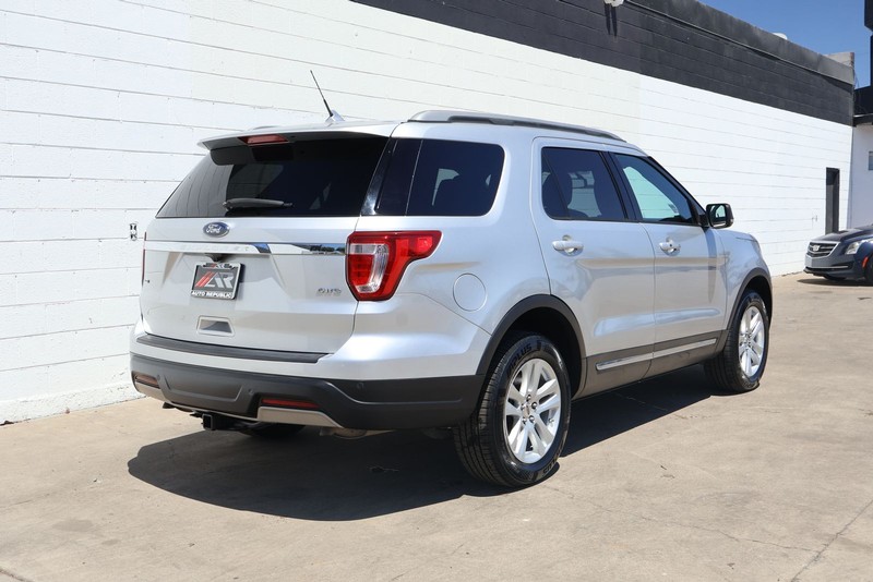 Ford Explorer Vehicle Full-screen Gallery Image 05