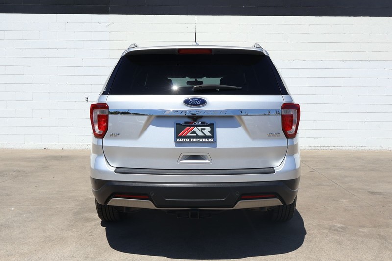 Ford Explorer Vehicle Full-screen Gallery Image 06