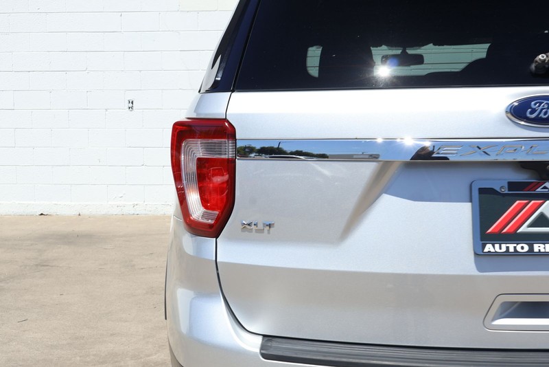 Ford Explorer Vehicle Full-screen Gallery Image 07