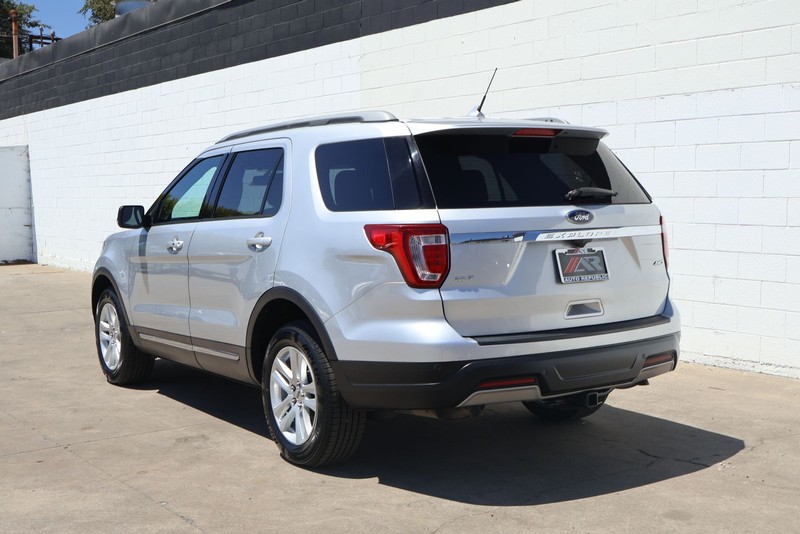 Ford Explorer Vehicle Full-screen Gallery Image 09