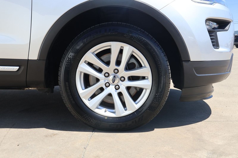 Ford Explorer Vehicle Full-screen Gallery Image 13