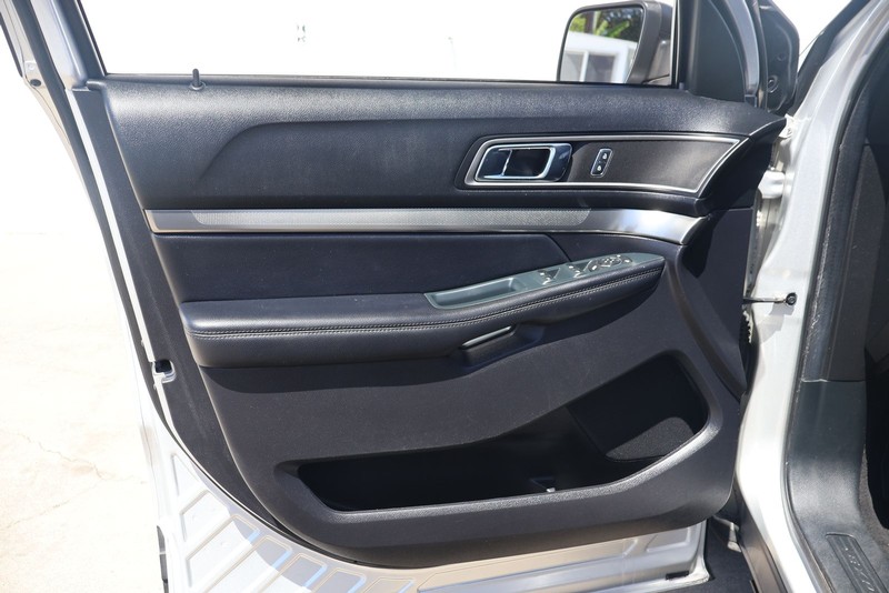 Ford Explorer Vehicle Full-screen Gallery Image 14