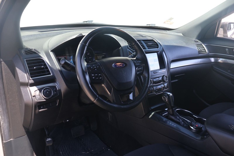 Ford Explorer Vehicle Full-screen Gallery Image 15