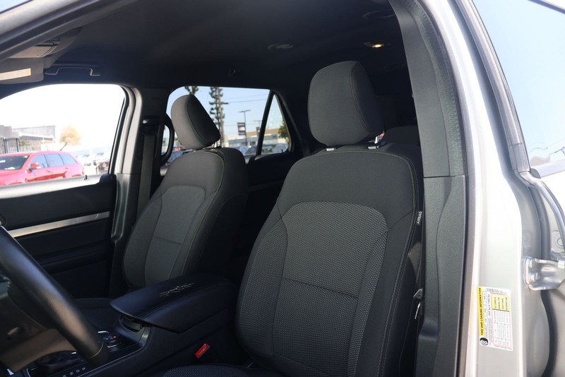 Ford Explorer Vehicle Full-screen Gallery Image 16