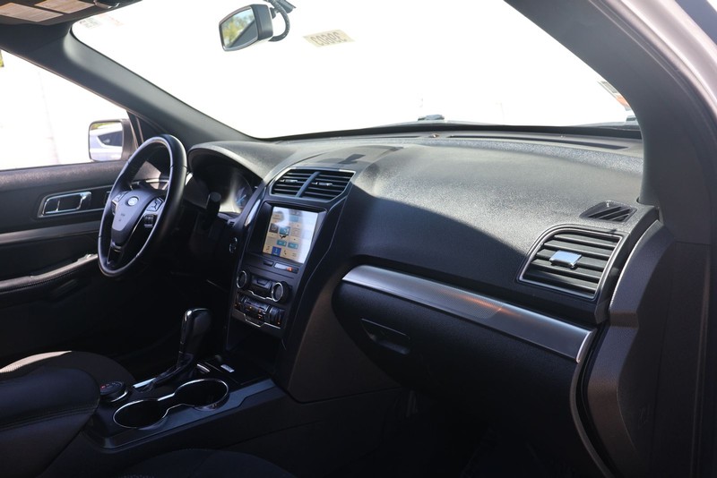 Ford Explorer Vehicle Full-screen Gallery Image 18