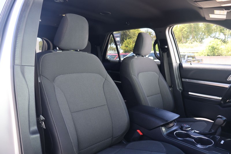 Ford Explorer Vehicle Full-screen Gallery Image 19