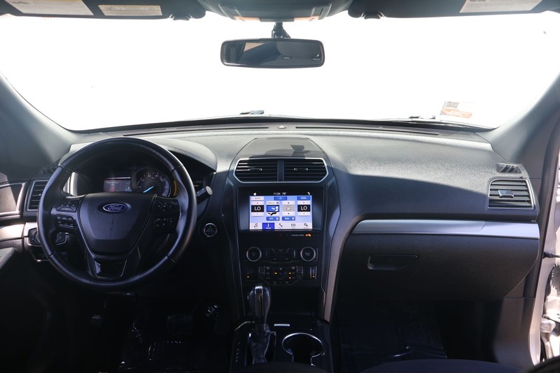 Ford Explorer Vehicle Full-screen Gallery Image 23