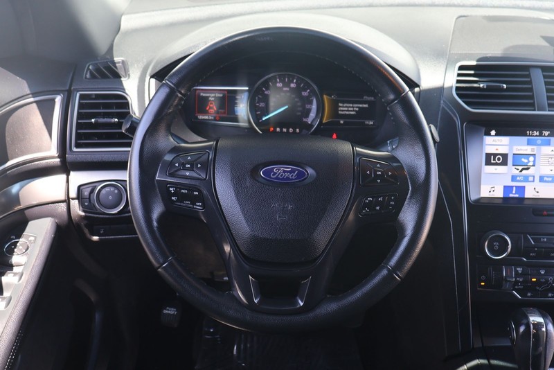 Ford Explorer Vehicle Full-screen Gallery Image 25