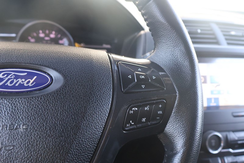 Ford Explorer Vehicle Full-screen Gallery Image 27
