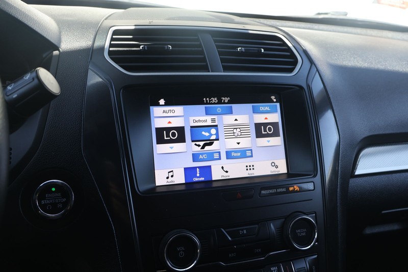 Ford Explorer Vehicle Full-screen Gallery Image 29