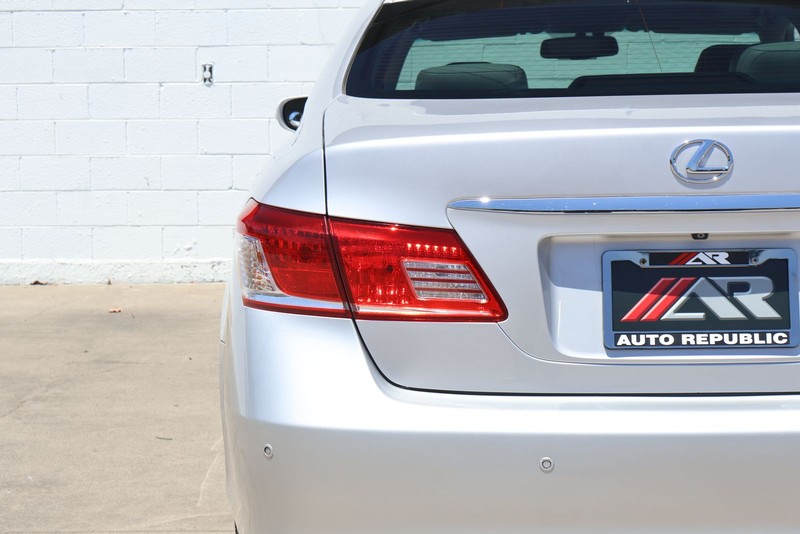 Lexus ES 350 Vehicle Full-screen Gallery Image 07