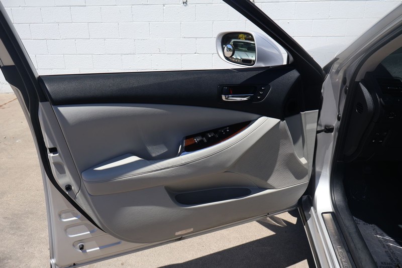 Lexus ES 350 Vehicle Full-screen Gallery Image 14