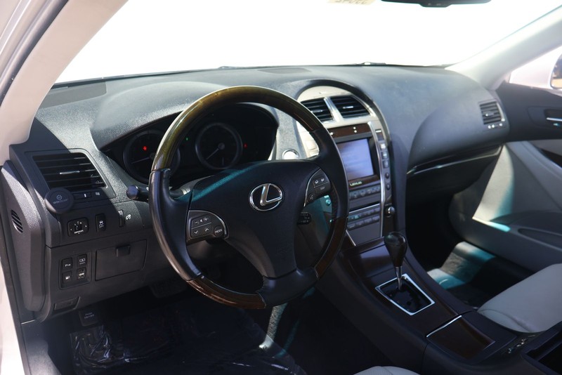 Lexus ES 350 Vehicle Full-screen Gallery Image 15