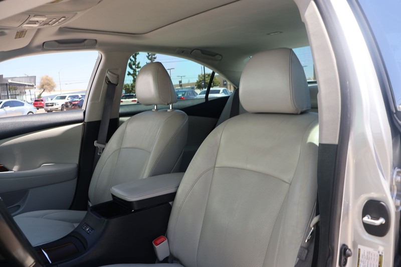 Lexus ES 350 Vehicle Full-screen Gallery Image 16