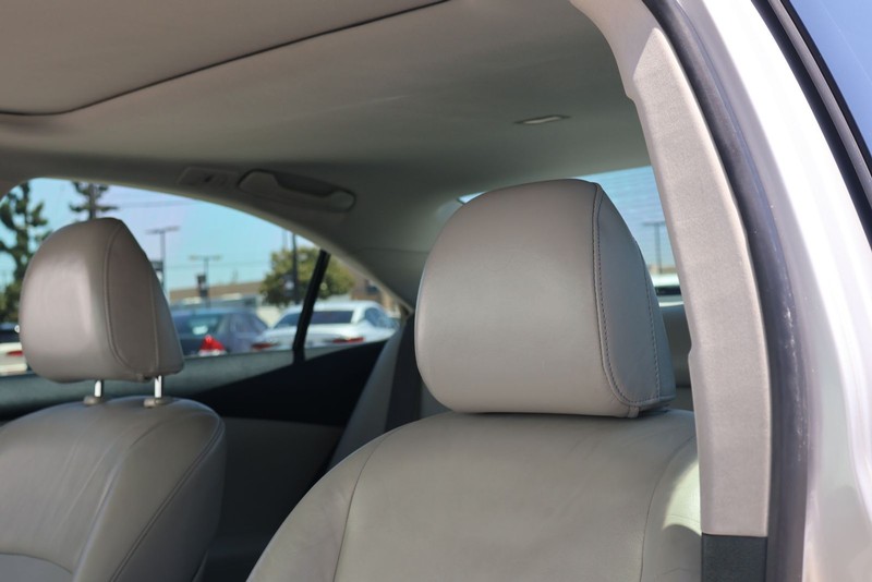 Lexus ES 350 Vehicle Full-screen Gallery Image 17