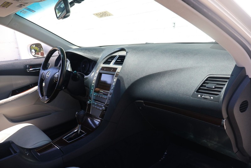 Lexus ES 350 Vehicle Full-screen Gallery Image 18