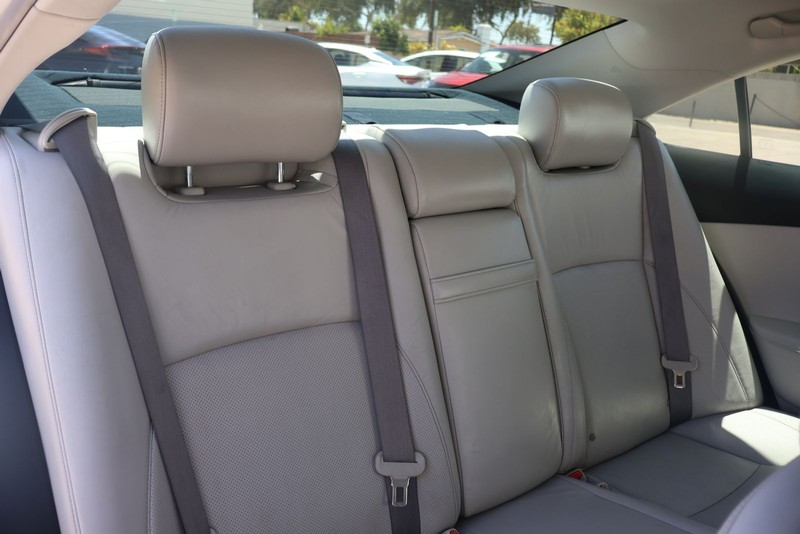 Lexus ES 350 Vehicle Full-screen Gallery Image 20
