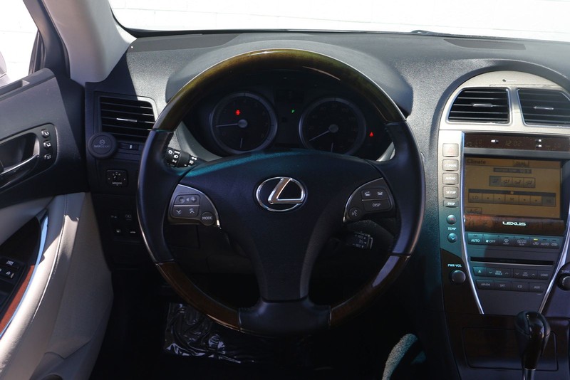Lexus ES 350 Vehicle Full-screen Gallery Image 23