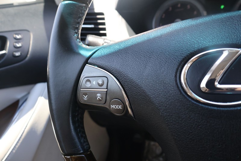 Lexus ES 350 Vehicle Full-screen Gallery Image 24