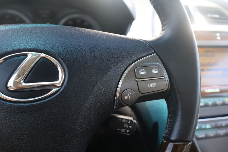 Lexus ES 350 Vehicle Full-screen Gallery Image 25