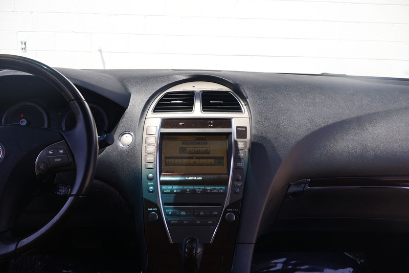 Lexus ES 350 Vehicle Full-screen Gallery Image 26