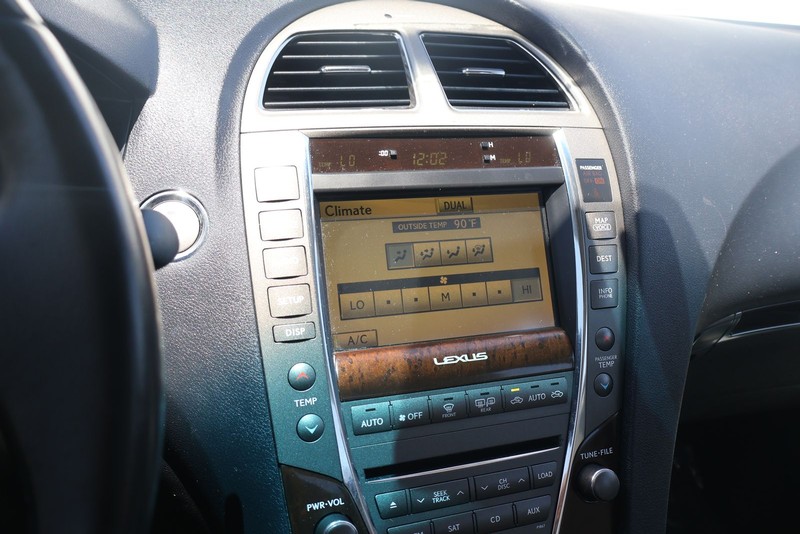 Lexus ES 350 Vehicle Full-screen Gallery Image 27
