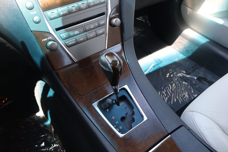 Lexus ES 350 Vehicle Full-screen Gallery Image 29