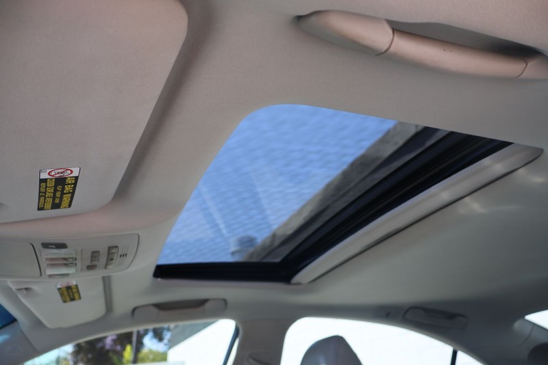 Lexus ES 350 Vehicle Full-screen Gallery Image 31