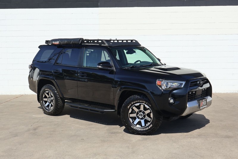Toyota 4Runner Vehicle Full-screen Gallery Image 01