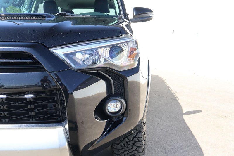 Toyota 4Runner Vehicle Full-screen Gallery Image 03
