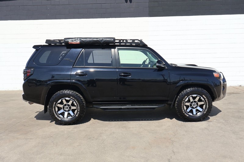 Toyota 4Runner Vehicle Full-screen Gallery Image 04