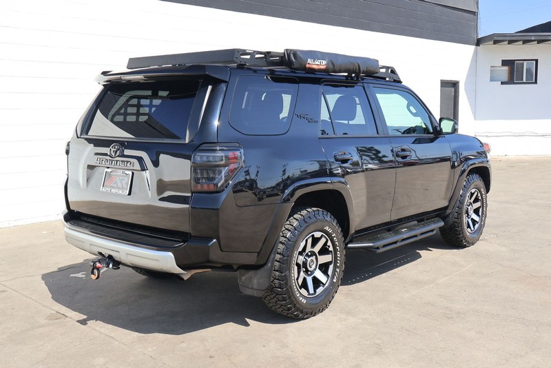 Toyota 4Runner Vehicle Full-screen Gallery Image 05