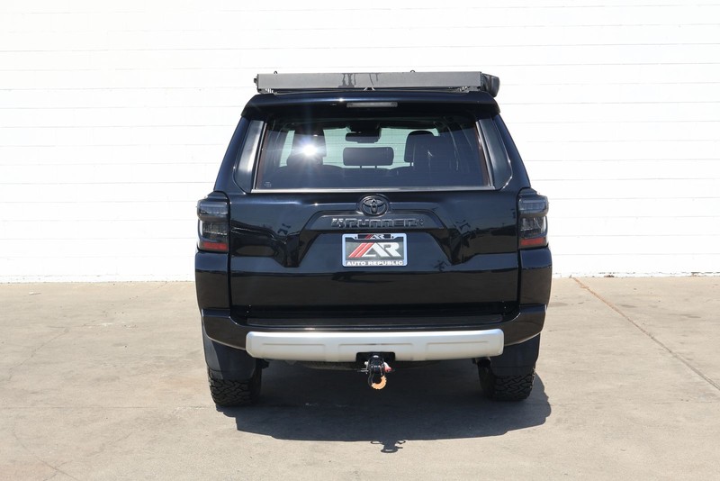 Toyota 4Runner Vehicle Full-screen Gallery Image 06