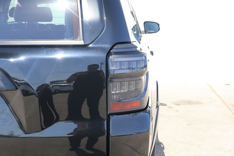 Toyota 4Runner Vehicle Full-screen Gallery Image 07